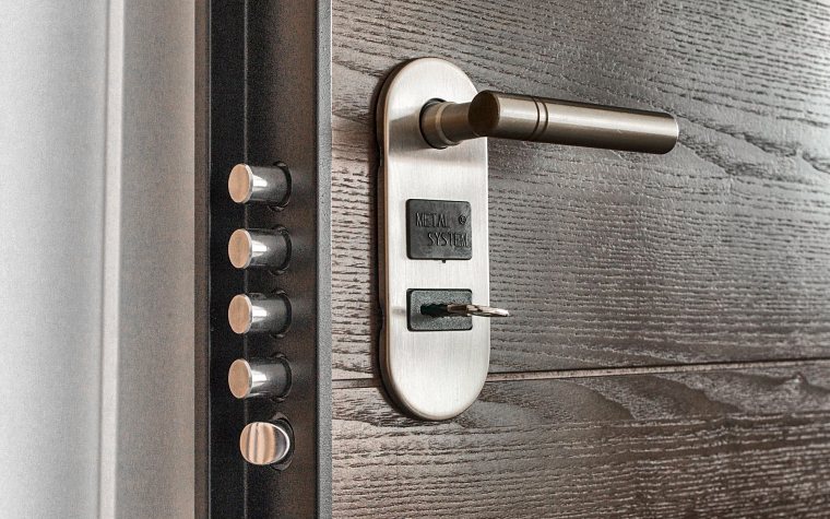 Maniglia e serratura di una porta blindata con la chiave inserita