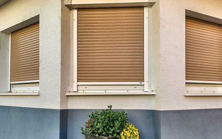 Tapparelle avvolgibili abbassate sulle finestre di una casa