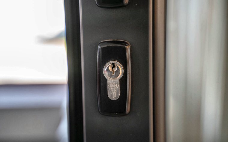 Cilindro europeo montato su una porta d'ingresso