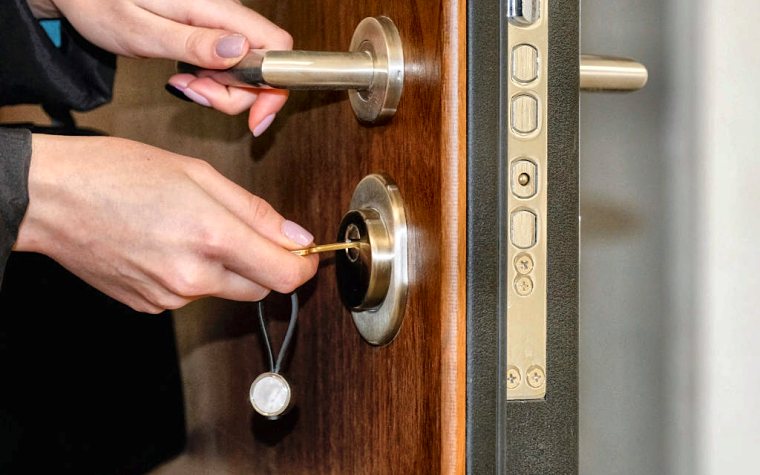 Chiave magnetica del defender inserita nella serratura di una porta blindata